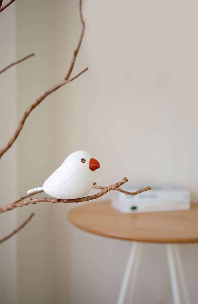 Rijstvogel mini presse-papier in wit, geplaatst op een tak