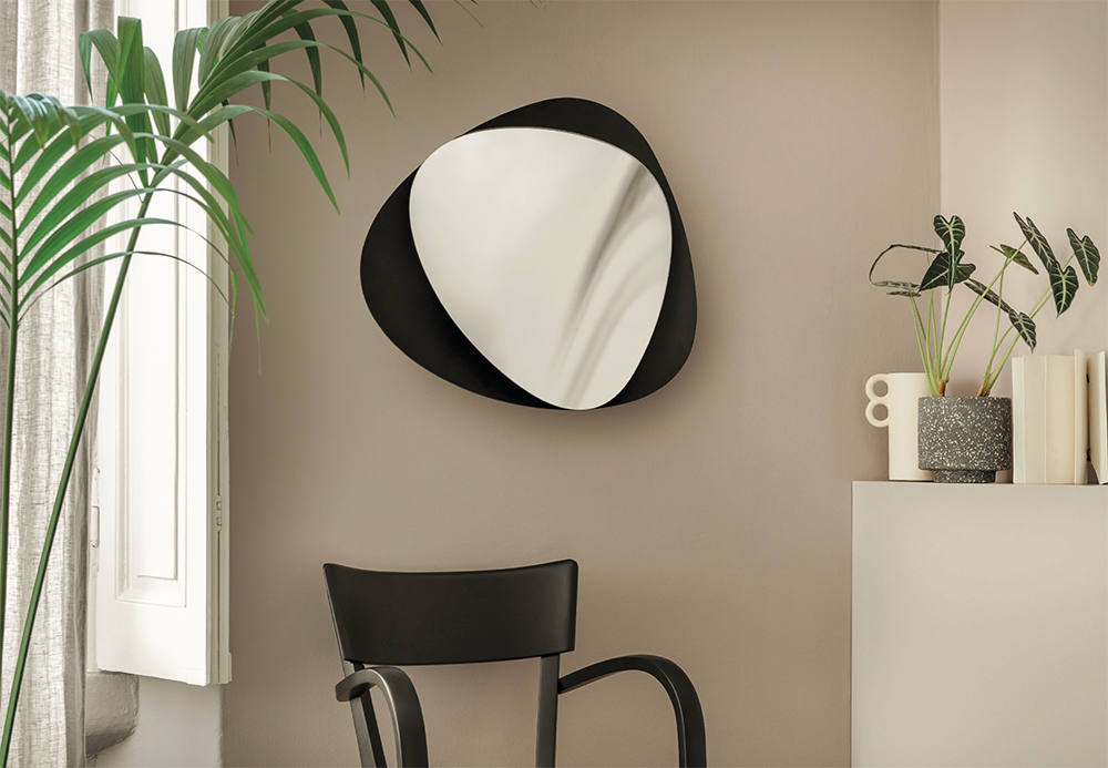 Alessi Colombina spiegel met zwarte achterwand, aan de wand