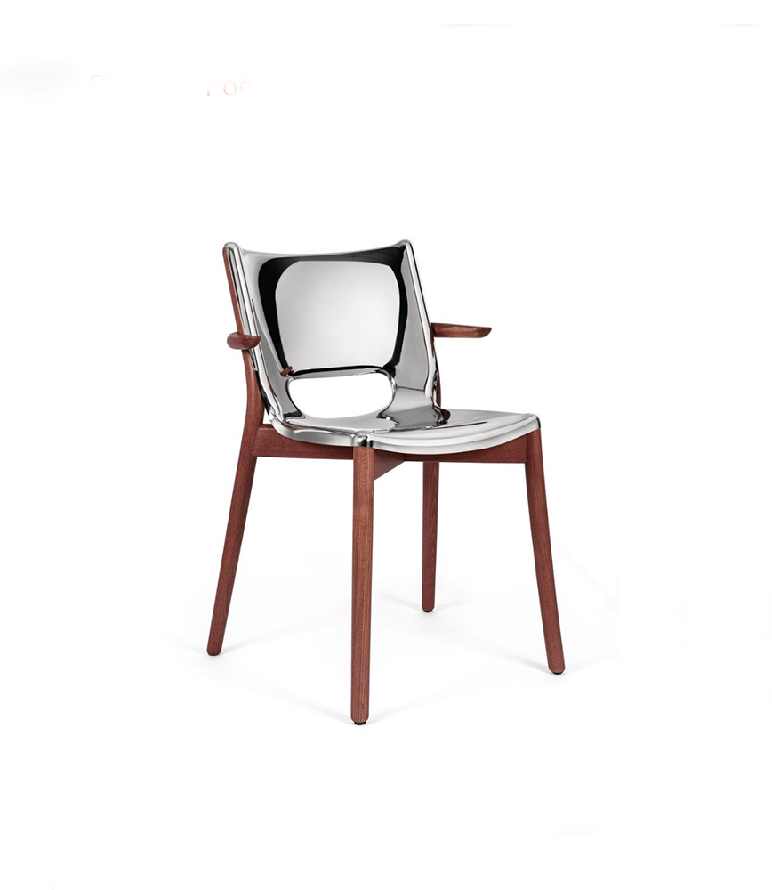 Poêle armstoel van Alessi, ontwerp Philippe Starck, in gepolijst staal en hout, driekwart aanzicht