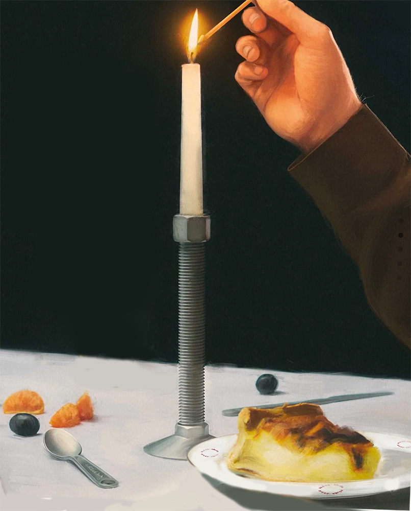 Alessi kandelaar van Virgil Abloh in gebruik, kaars wordt aangestoken aan tafel