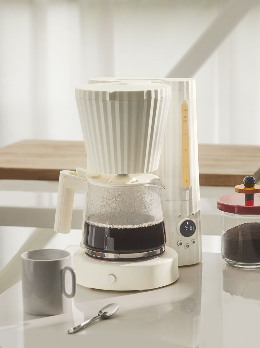 Alessi filterkoffiemaker in wit, ontwerp Michele De Lucchi, met glazen kan