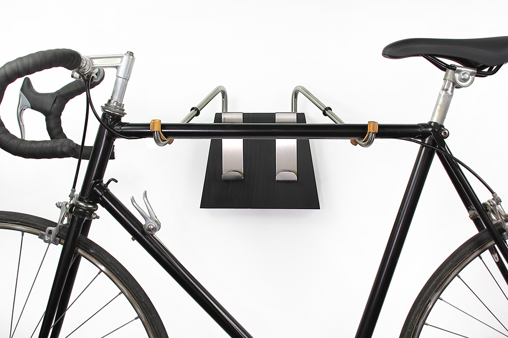 Opossum fietsdrager Black met racefiets gemonteerd aan de stuurbuis, detail van de haken