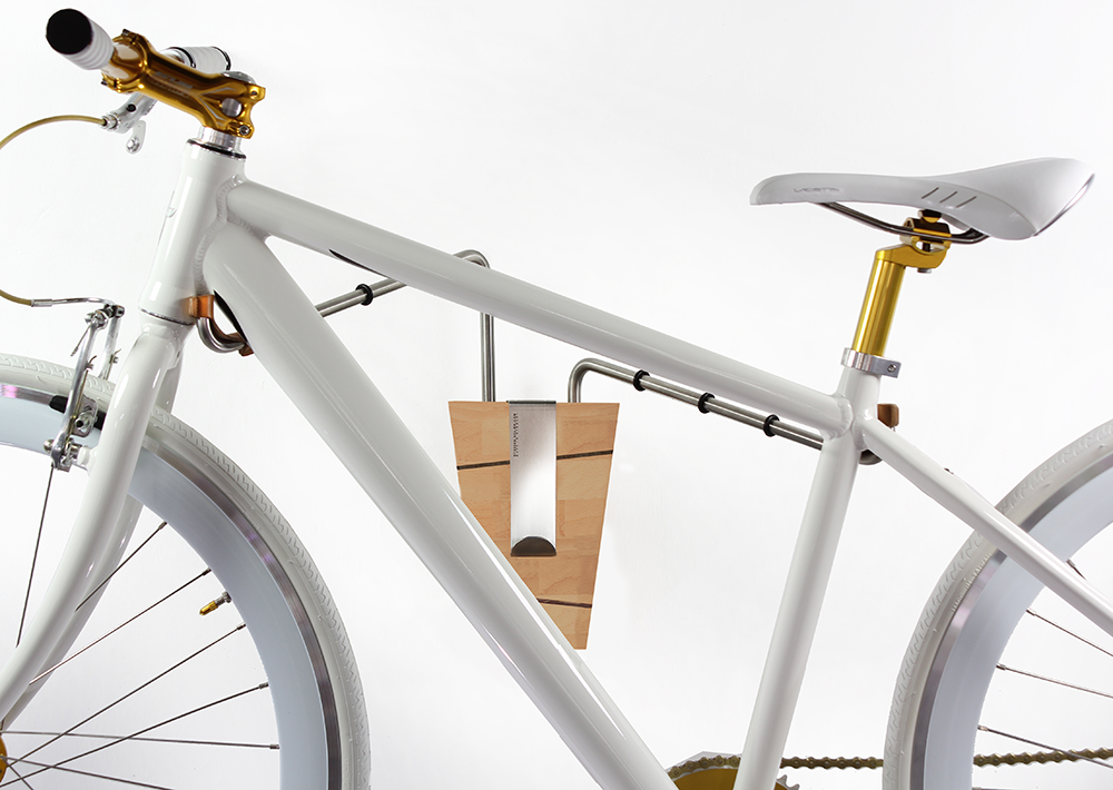 Detail van fietsdrager Elk met kleine houten inzetstukken onder het frame van een fiets