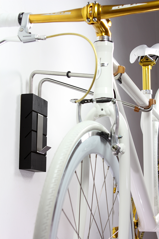Fietsdrager Square aan de muur met racefiets erin gehangen