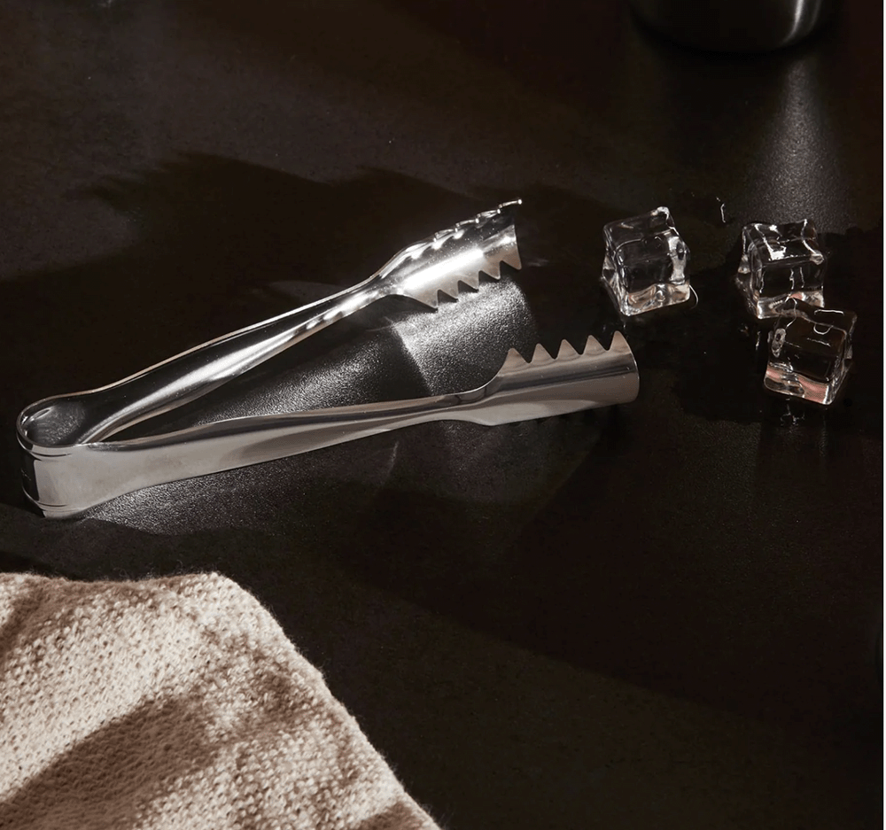IJsblokjestang van Alessi, ontwerp Tecnico Alessi Ufficio, met ijsblokjes