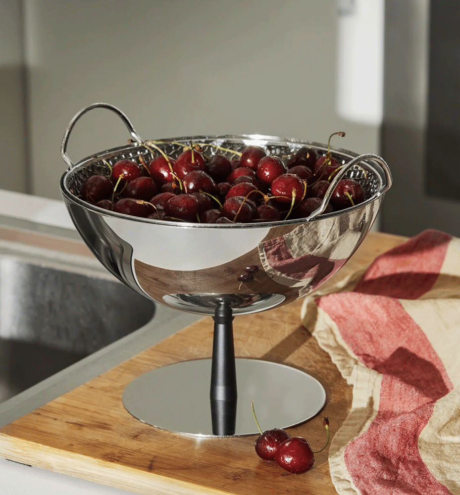 Alessi fruitschaal Fruittest, ontwerp Pier Giacomo Castiglioni, gevuld met kersen