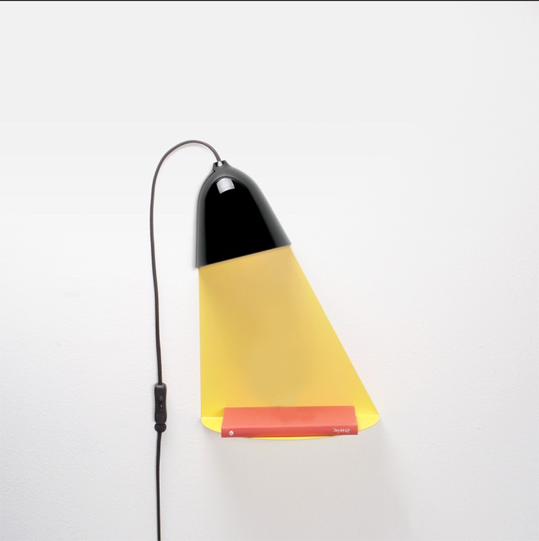 Light Shelf als wandlamp gemonteerd, zwart met geel plateau voor speciale attributen