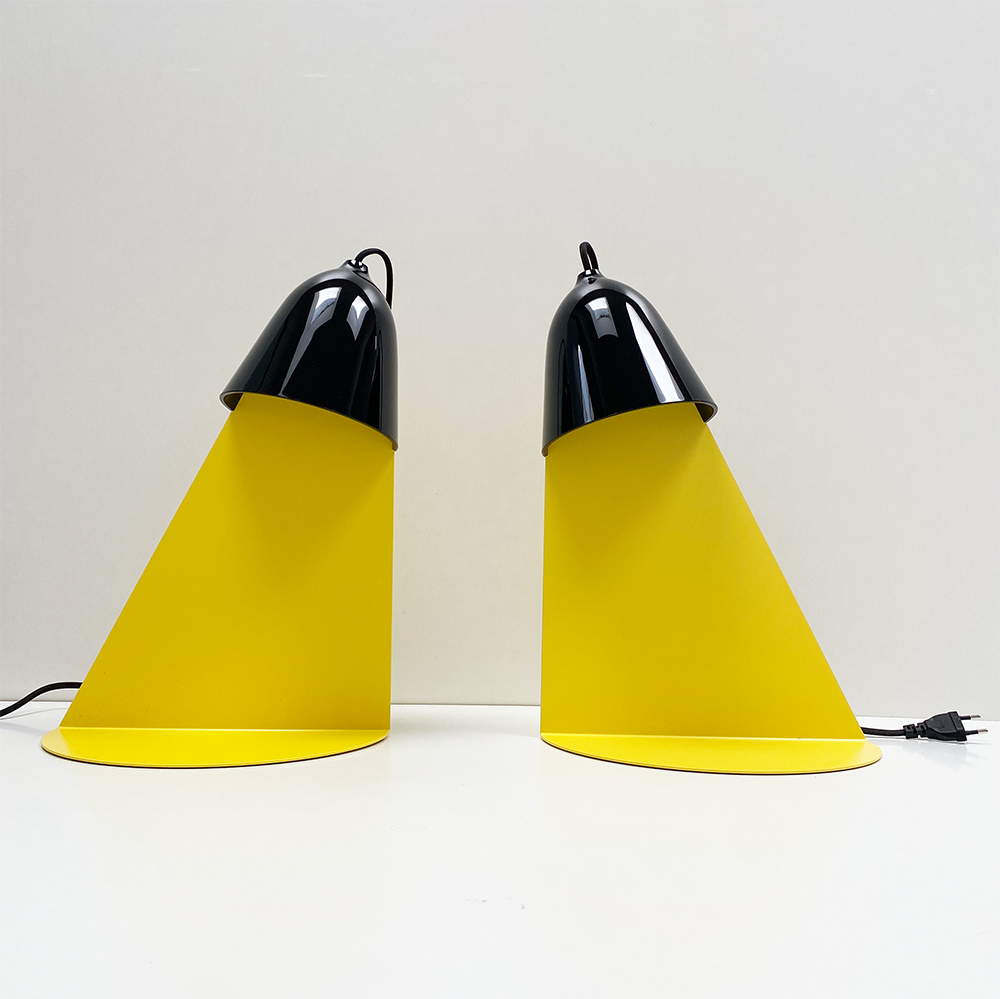 Twee Light Shelf tafellampen naast elkaar, linkse en rechtse uitvoering in zwart en geel