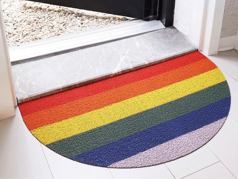 Chilewich Pride Stripe Apartment deurmat, halfrond, in regenboogkleuren