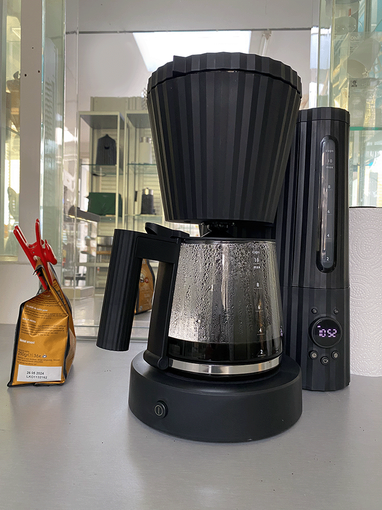 Alessi koffiezetapparaat van Michele De Lucchi in zwart, met glazen kan