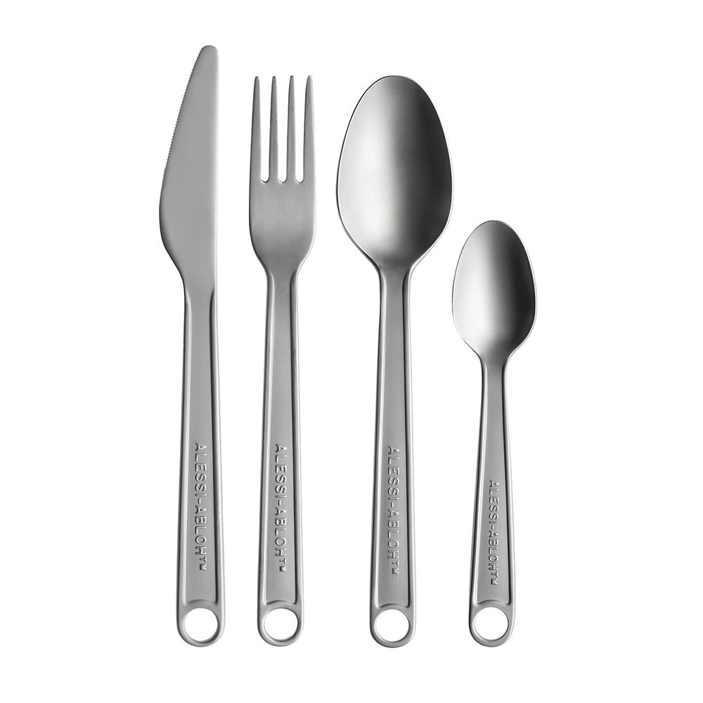 Alessi bestek: mes, vork, lepel en grote theelepel naast elkaar