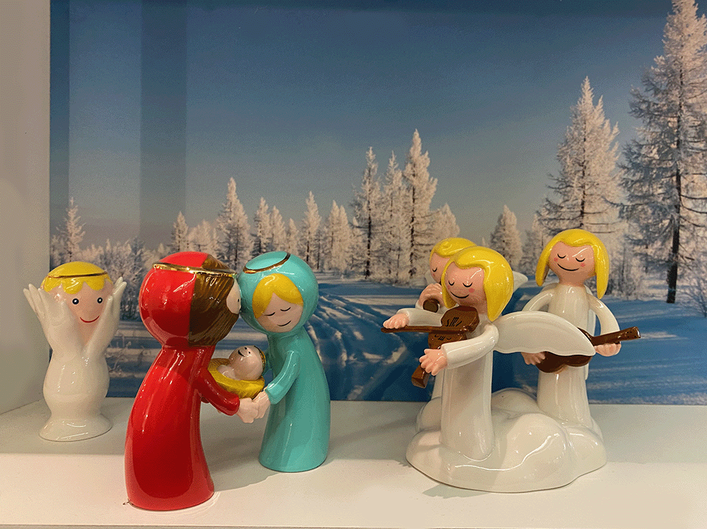 Alessi beeldjes 'Do, Re, Mi' naast kerststalbeeldjes en een engel