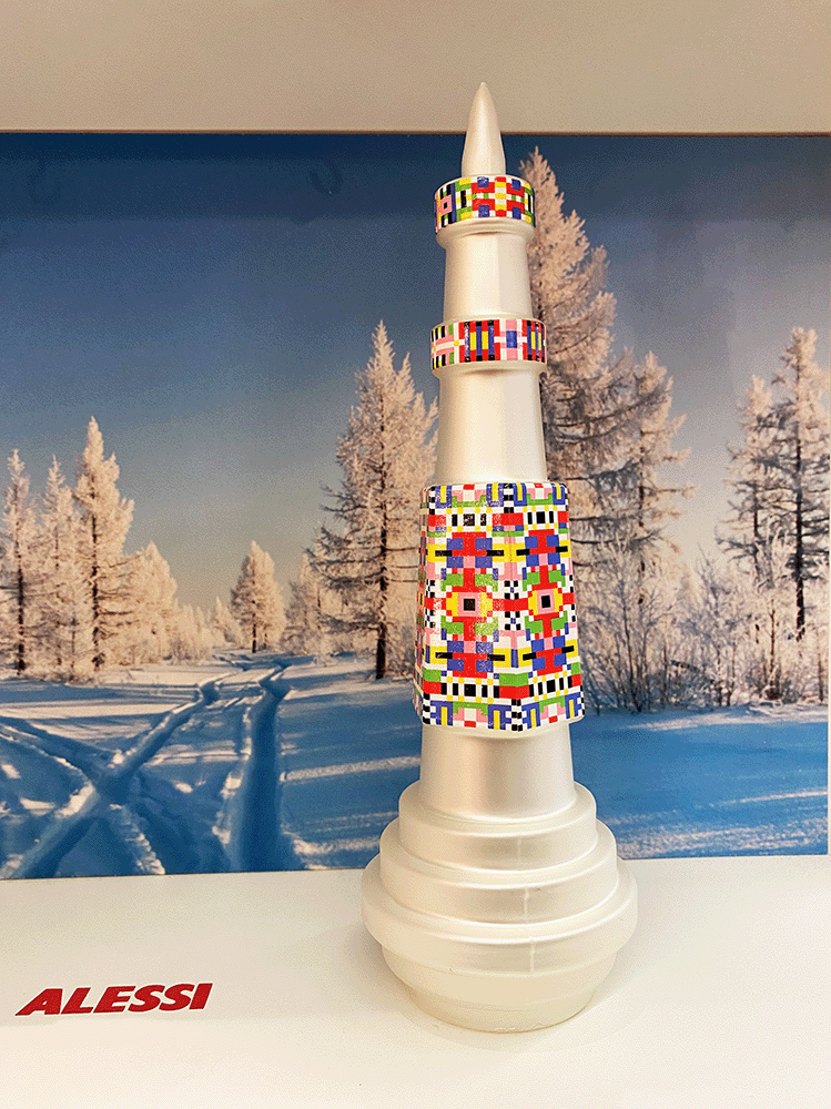 Detailaanzicht van de nieuwe Alessi Holyhedrics piek, glas met kleurrijk mozaïekpatroon