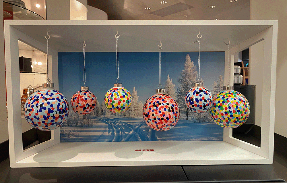 Drie kleine en drie grote glazen Proust kerstballen naast elkaar