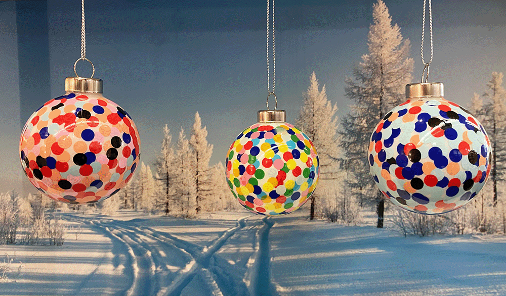 Drie grote glazen kerstballen uit de Proust serie van Alessi, met kleurrijke stippen