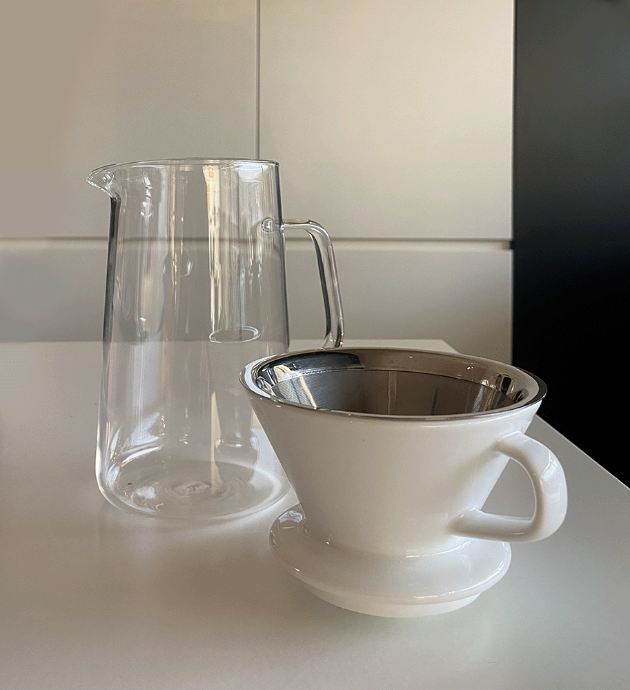 Alessi Café Filter, ontwerp Keiji Takeuchi: witte filterhouder en lege glazen karaf