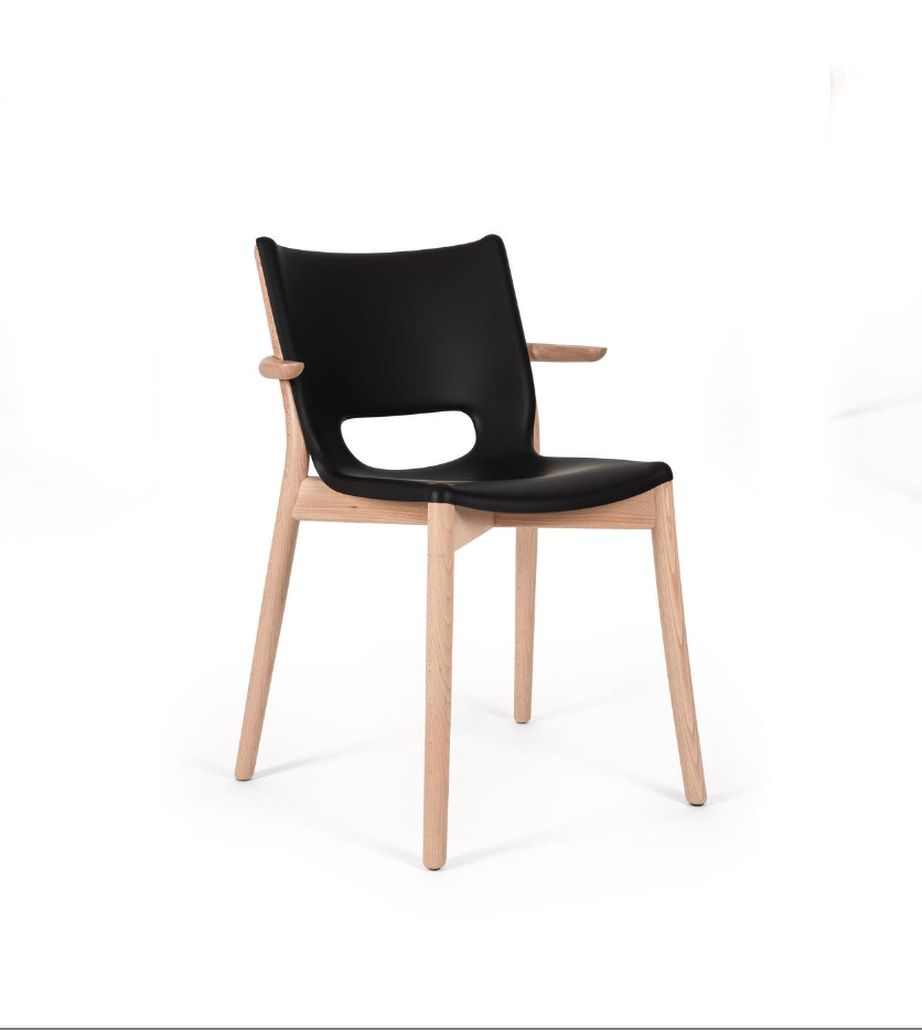 Alessi Poêle armstoel met zwarte zitting op licht houten onderstel, ontwerp philippe starck