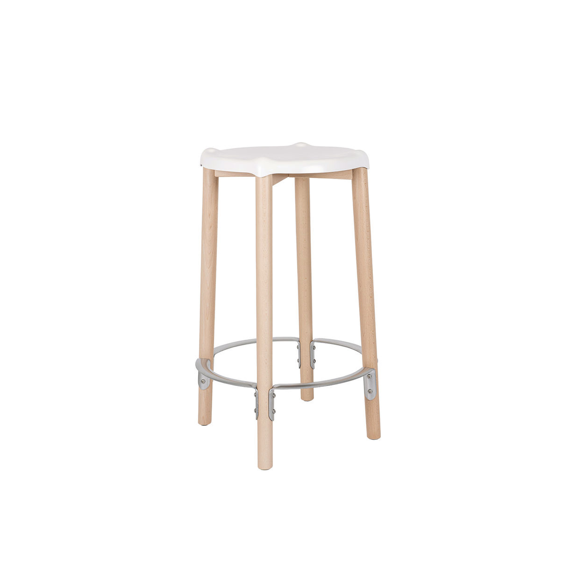 Poêle barkruk van Alessi, ontworpen door Philippe Starck, wit zitvlak op houten poten, driekwart aanzicht