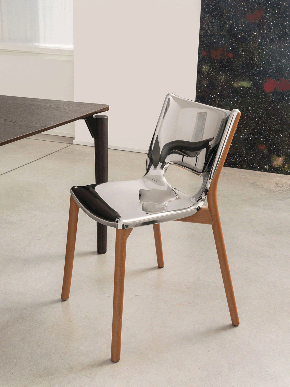 Alessi Poêle stoel in gepolijst RVS, detail van de gewelfde rug en zitting.
