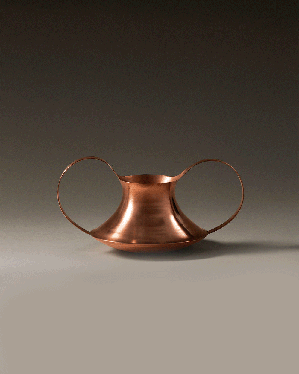 Conca Nr. 14 vase by Alessi, angled view of copper vase with round handles
