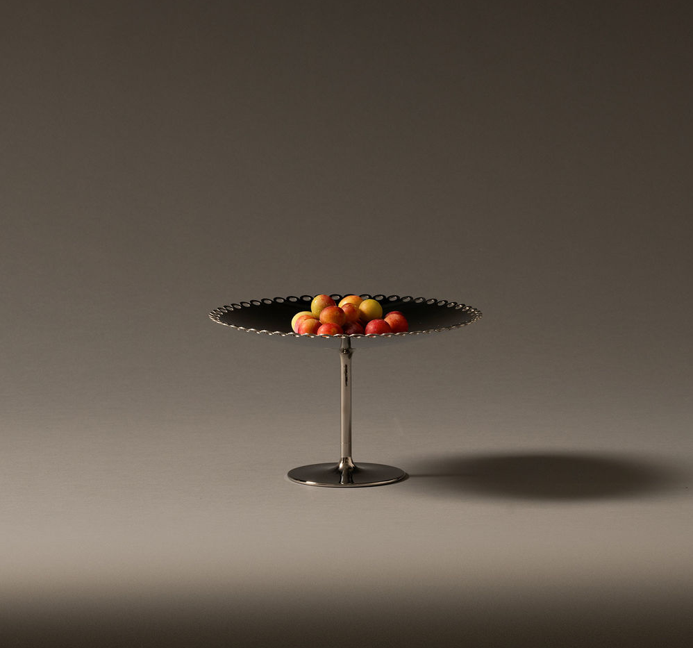 Taartplateau Edges in donker metaal, gevuld met fruit.