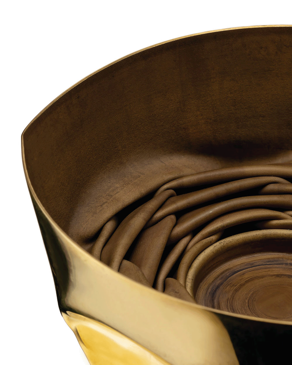 Alessi Compressioni XS mand, detail van de geplooide binnenzijde in messing