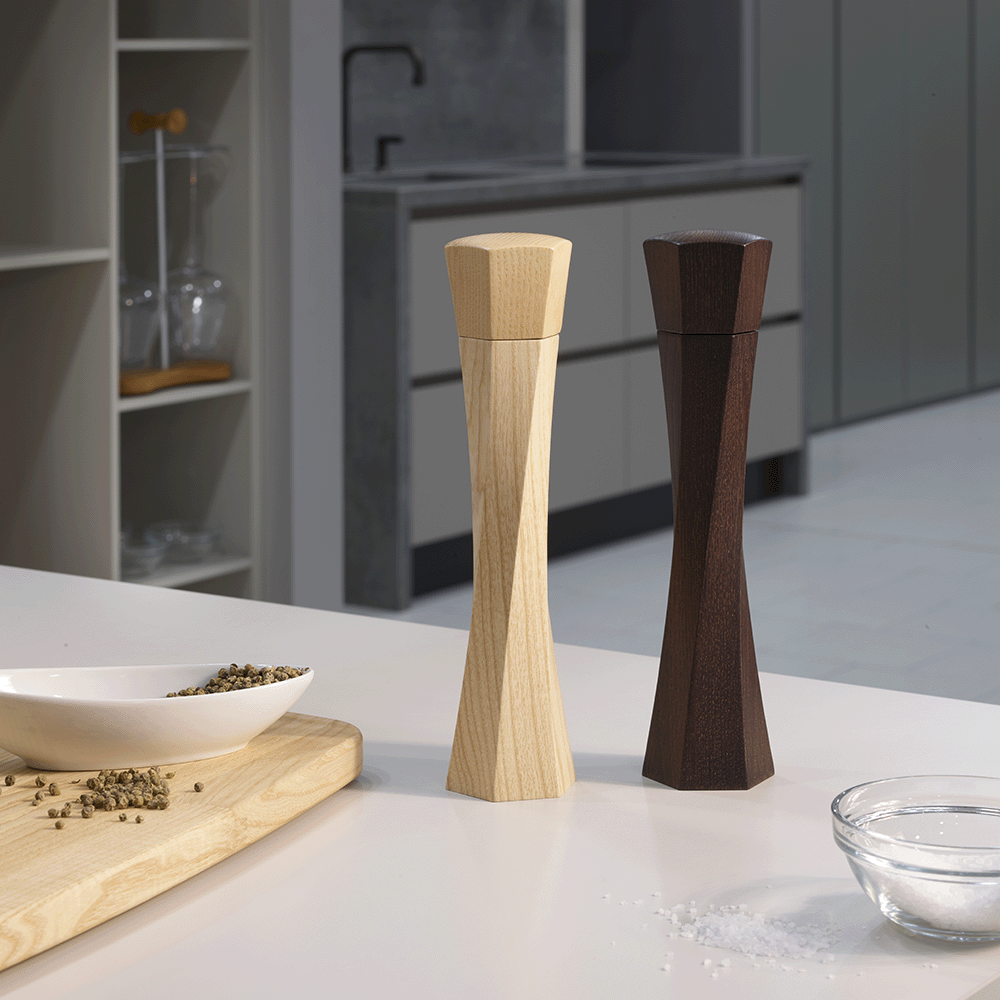 Twist peper-zout-molen, ontwerp Whynot designgroup, in donker en licht hout naast elkaar