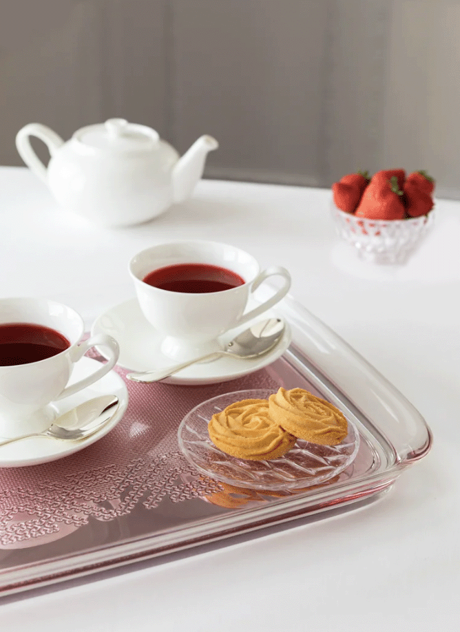 Kartell Teatime Rosa dienblad in transparant roze kunststof met theeservies