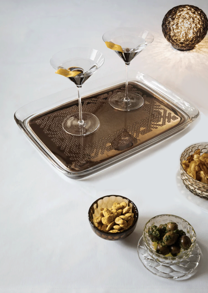 Kartell Teatime dienblad in brons met kunststof, met glazen en schaaltjes erop