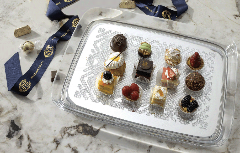 Kartell Teatime dienblad in chroom, ontworpen door Starck, met gebakjes erop