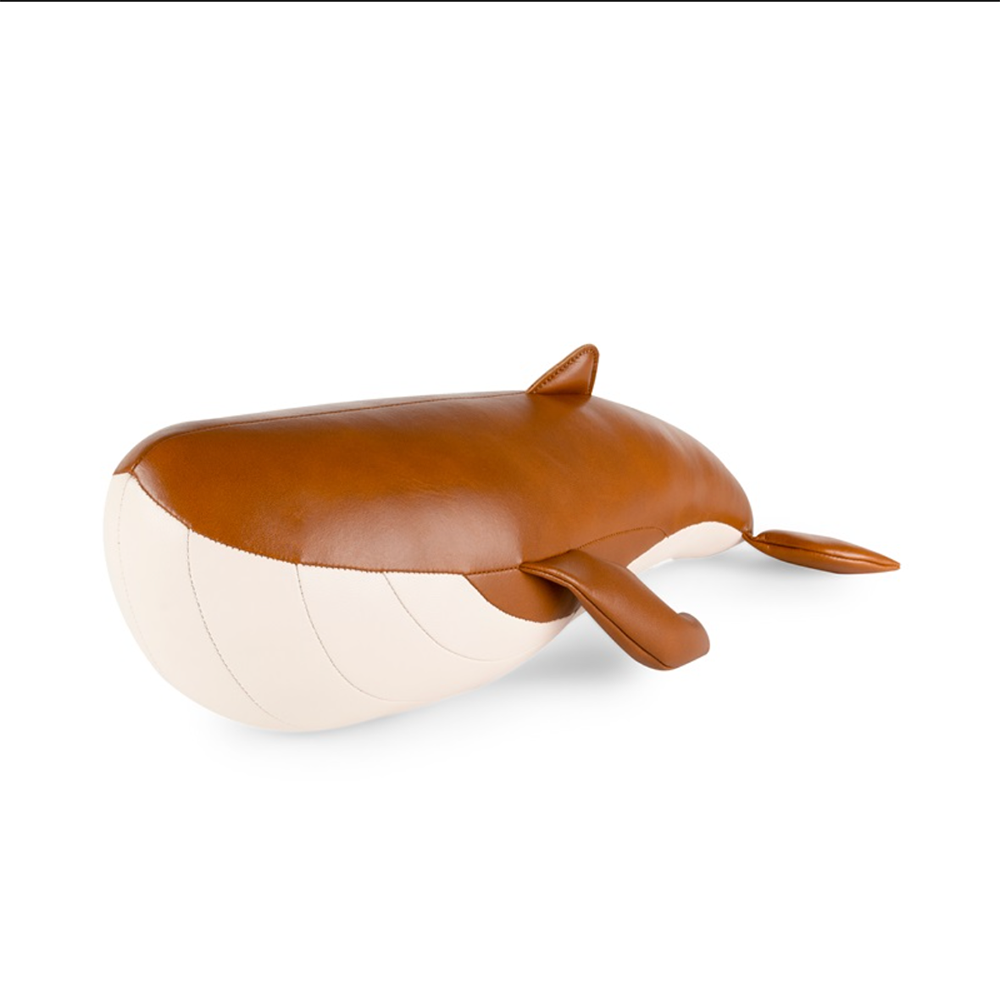 Zuny deurstop in walvisvorm van Glob. Design, bruin kunstleder, zijaanzicht