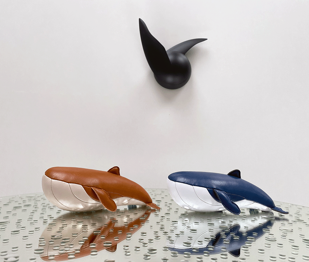 Zuny paperweight walvisvorm in blauwe en bruine kunstleder naast elkaar