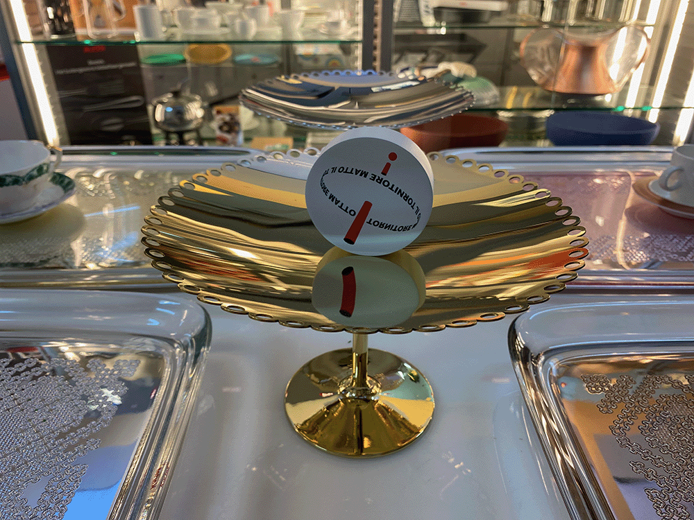 Koperen taartplateau Edges tussen andere stukken uit de serie Il Tornitore Matto.
