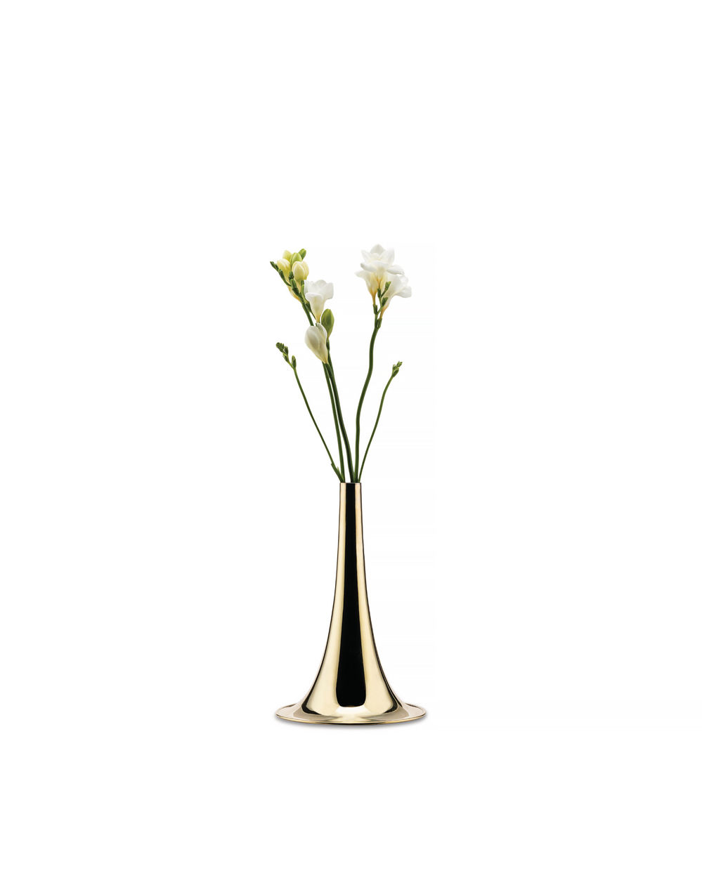 Trumpet vaas smal in messing met witte bloemen, ontworpen door Michael Anastassiades