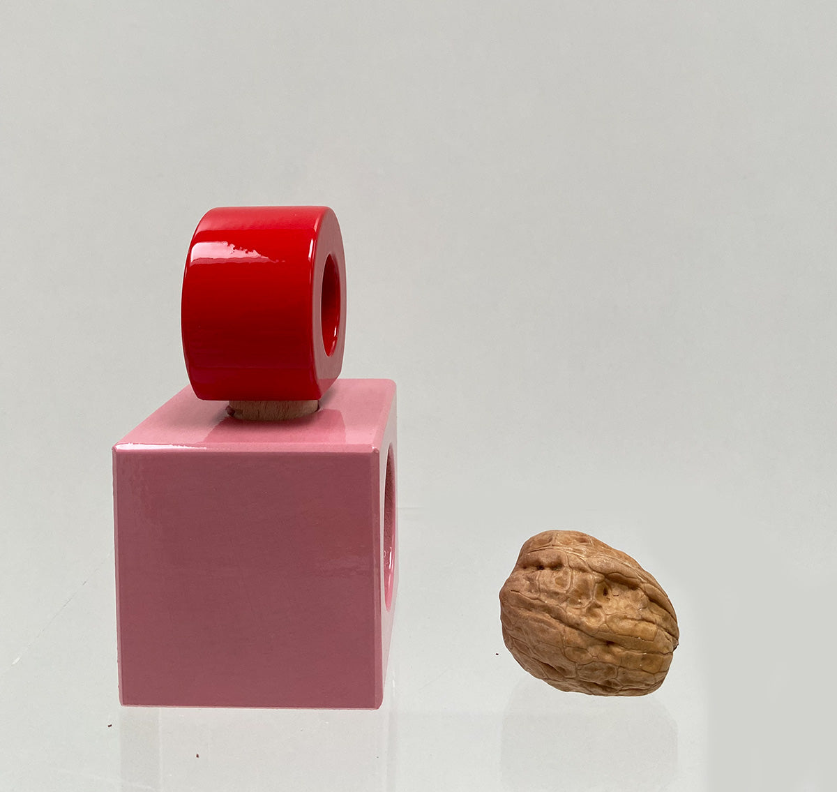 Zijaanzicht van de Alessi Twergi notenkraker in rood en roze, ontwerp Sottsass