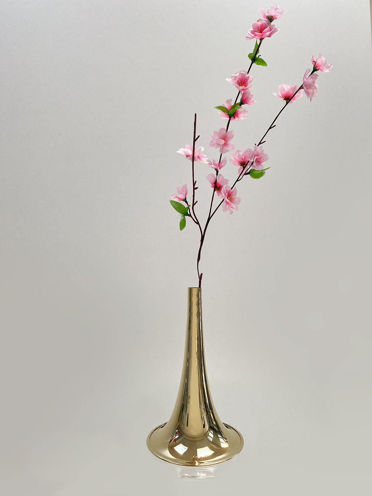 Trumpet vaas smal in messing met roze bloesemtak