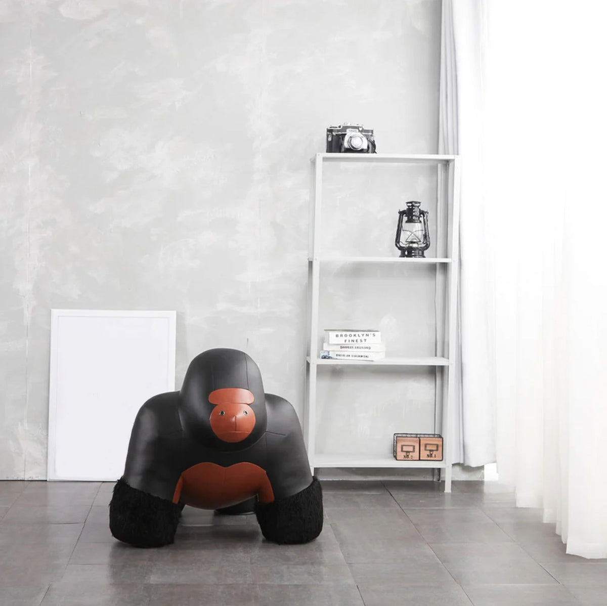 Zuny Gorilla Giant decoratiedier in zwart leer, formaat extra groot, vooraanzicht in interieur