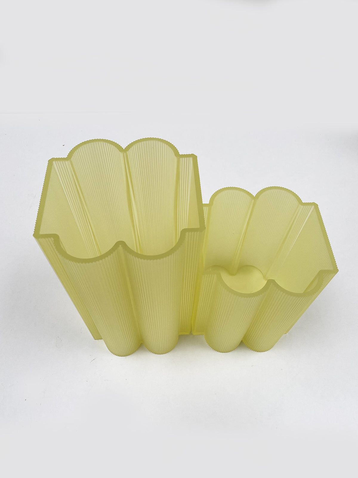 Kartell Okra vaas in geel, lage en hoge versie naast elkaar