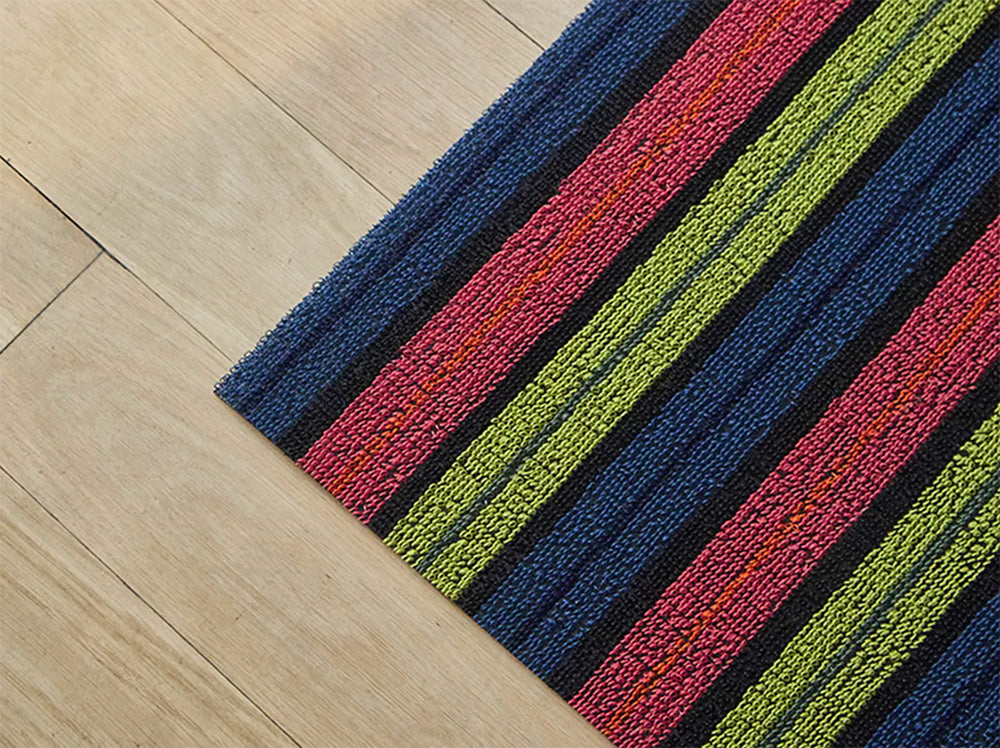 Chilewich deurmat Ribbon Stripe Limelight, detail van gestreepte structuur in blauw, roze en groen
