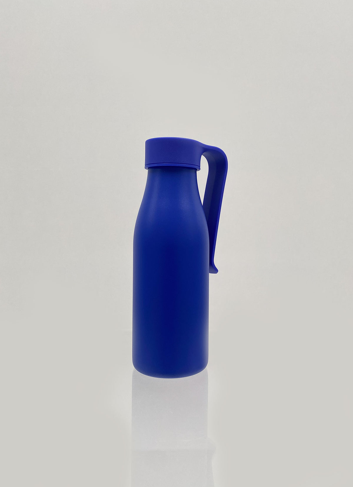 Alessi Away thermal mug, dark blue, side view with carrying handle