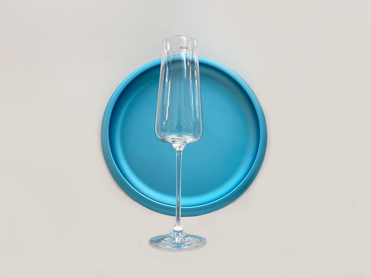 Alessi Eugenia flute van glas voor een ronde blauwe schaal.