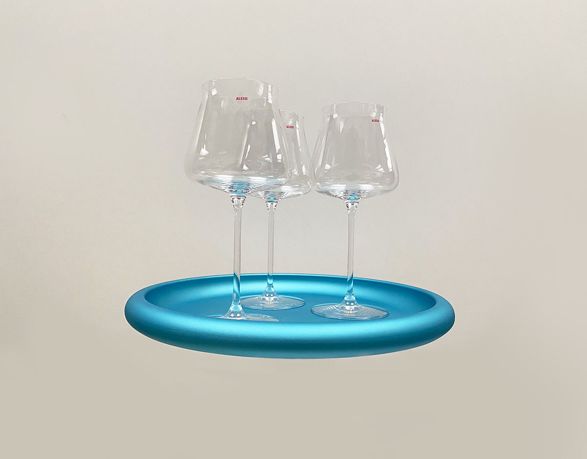 Eugenia rode wijn glas van Alessi, drie glazen op ronde blauwe schaal