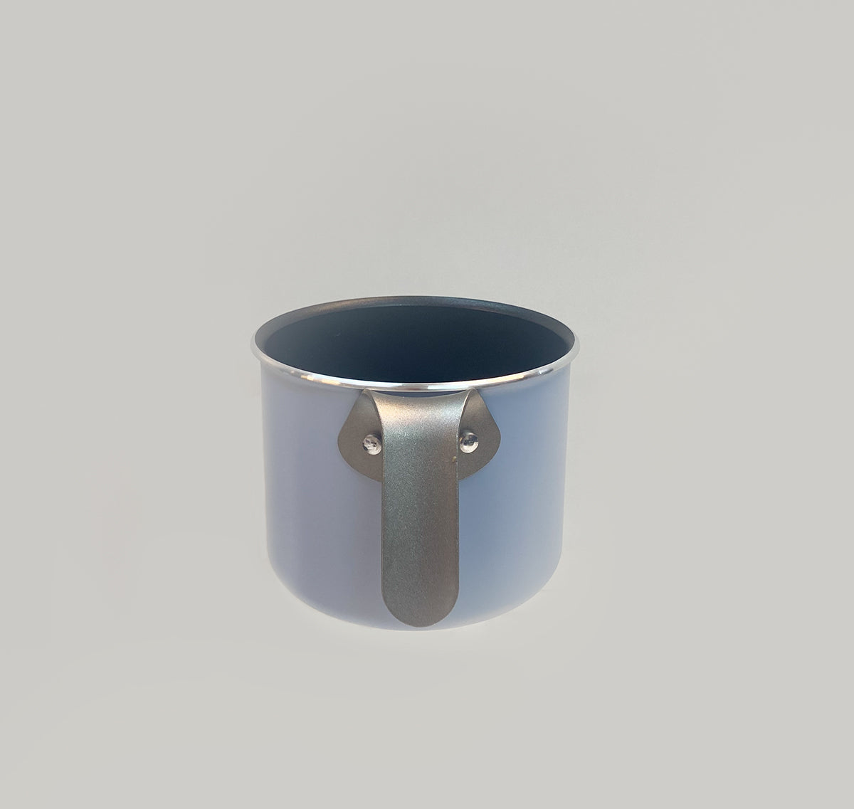 Alessi TAMA melk pan in lichtblauw, detail van het handvat