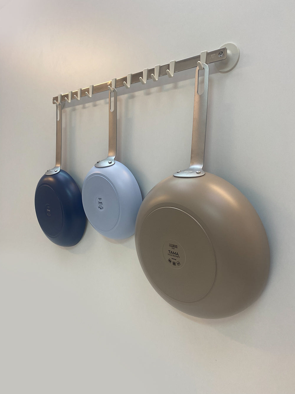 Losse pannen uit de TAMA serie van Alessi, in marineblauw, lichtblauw en taupe