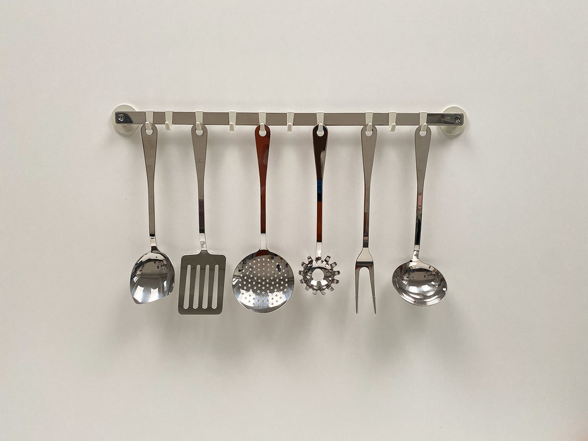 Ophangrek van Jasper Morrison voor Alessi met keukenhulpen uit de serie eraan gehangen