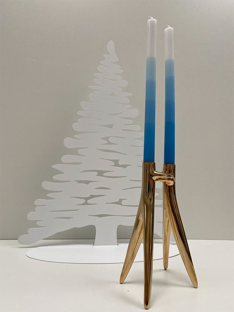 Abbracciaio candle holder in gold, side view with blue candles
