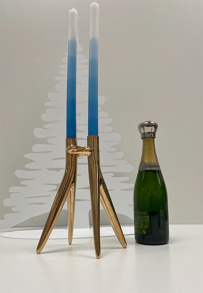 Abbracciaio candle holder in gold, with light blue candles