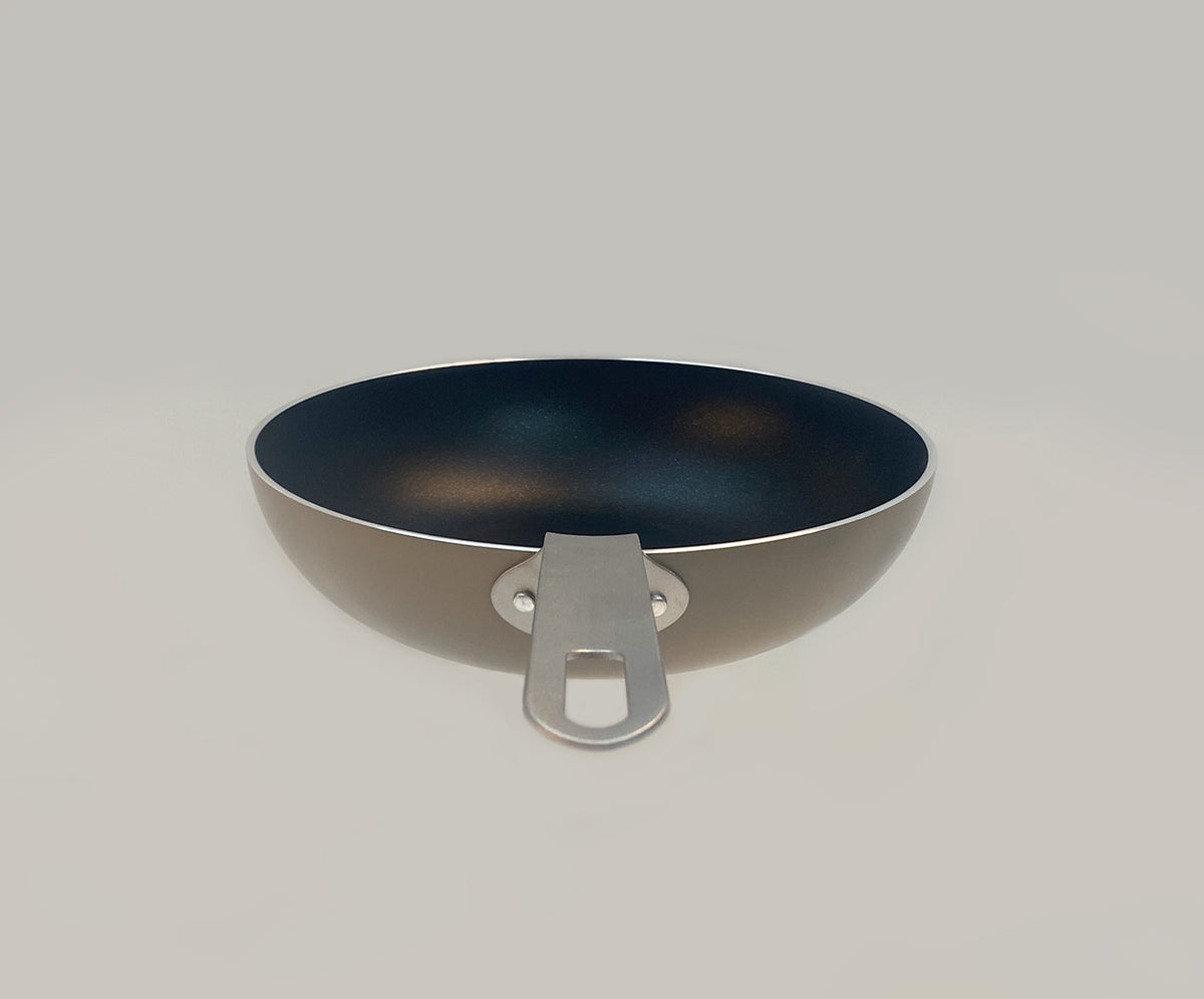 Vooraanzicht van de Alessi TAMA wok in taupe met metalen ophangoog
