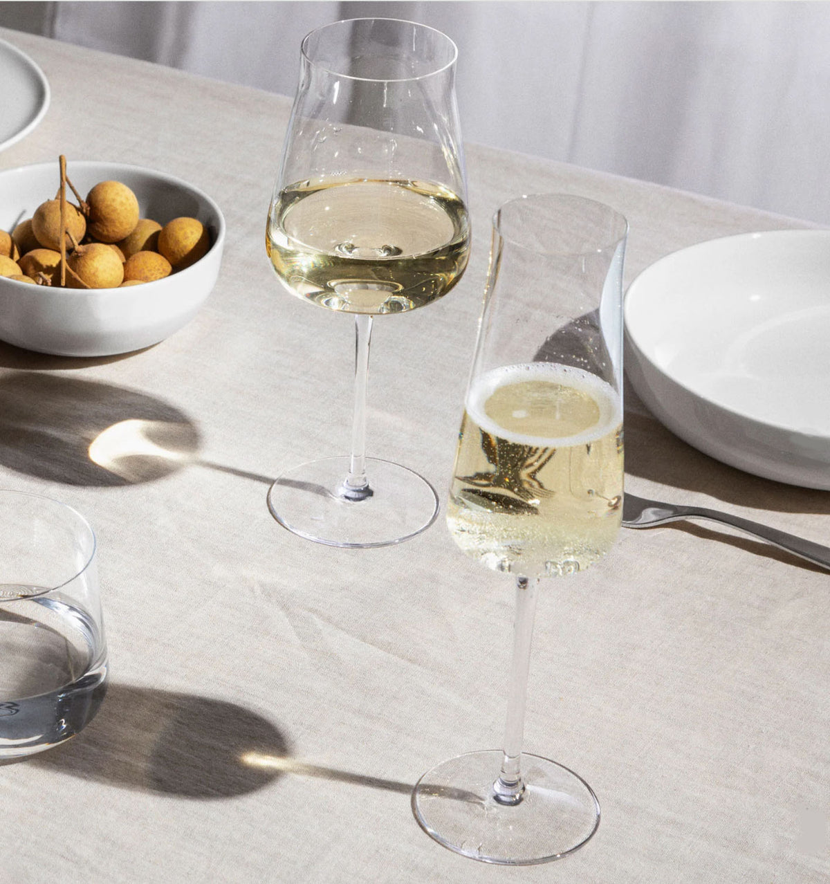 Alessi Eugenia flute met champagne, ontworpen door Naoto Fukasawa.