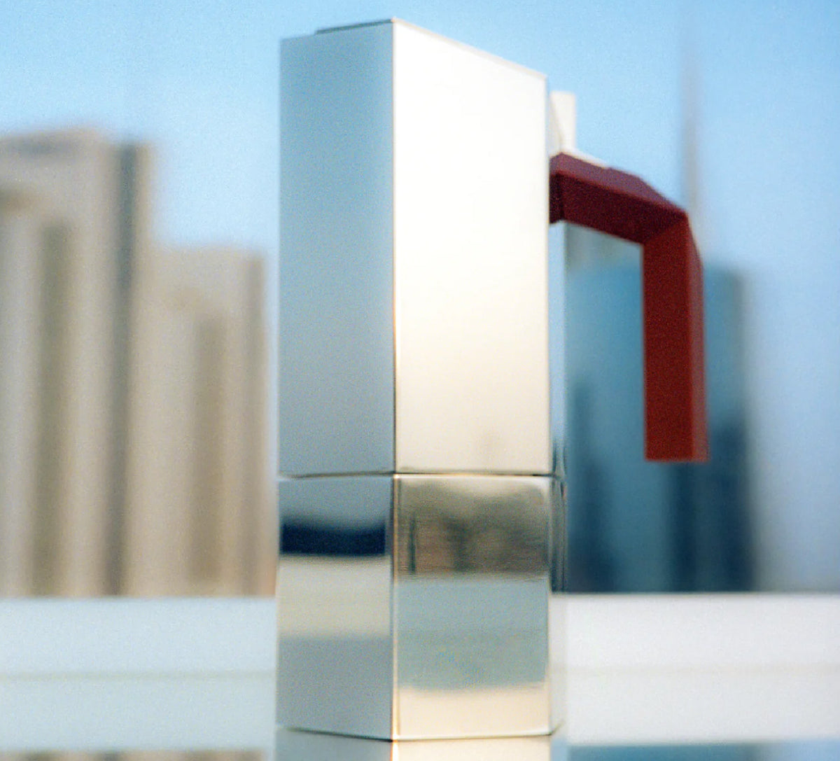 Alessi Menhir koffiemaker in rvs met rood handvat.